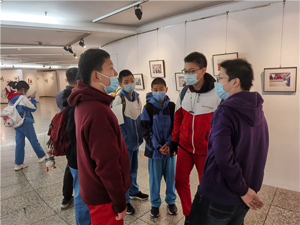 图5与讲解教师探讨古代传染病.jpg