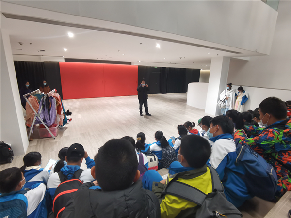 图1听取服饰讲解.jpg